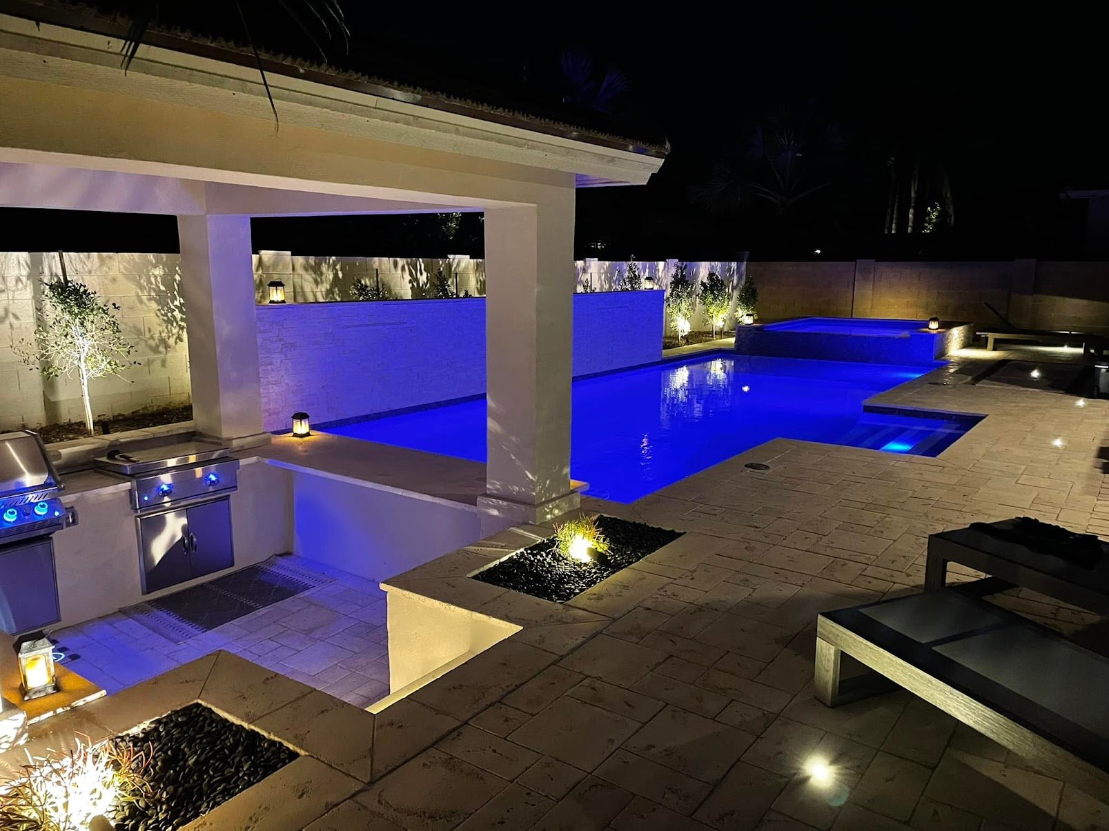 swim up bar, with sunken kitchen and spa